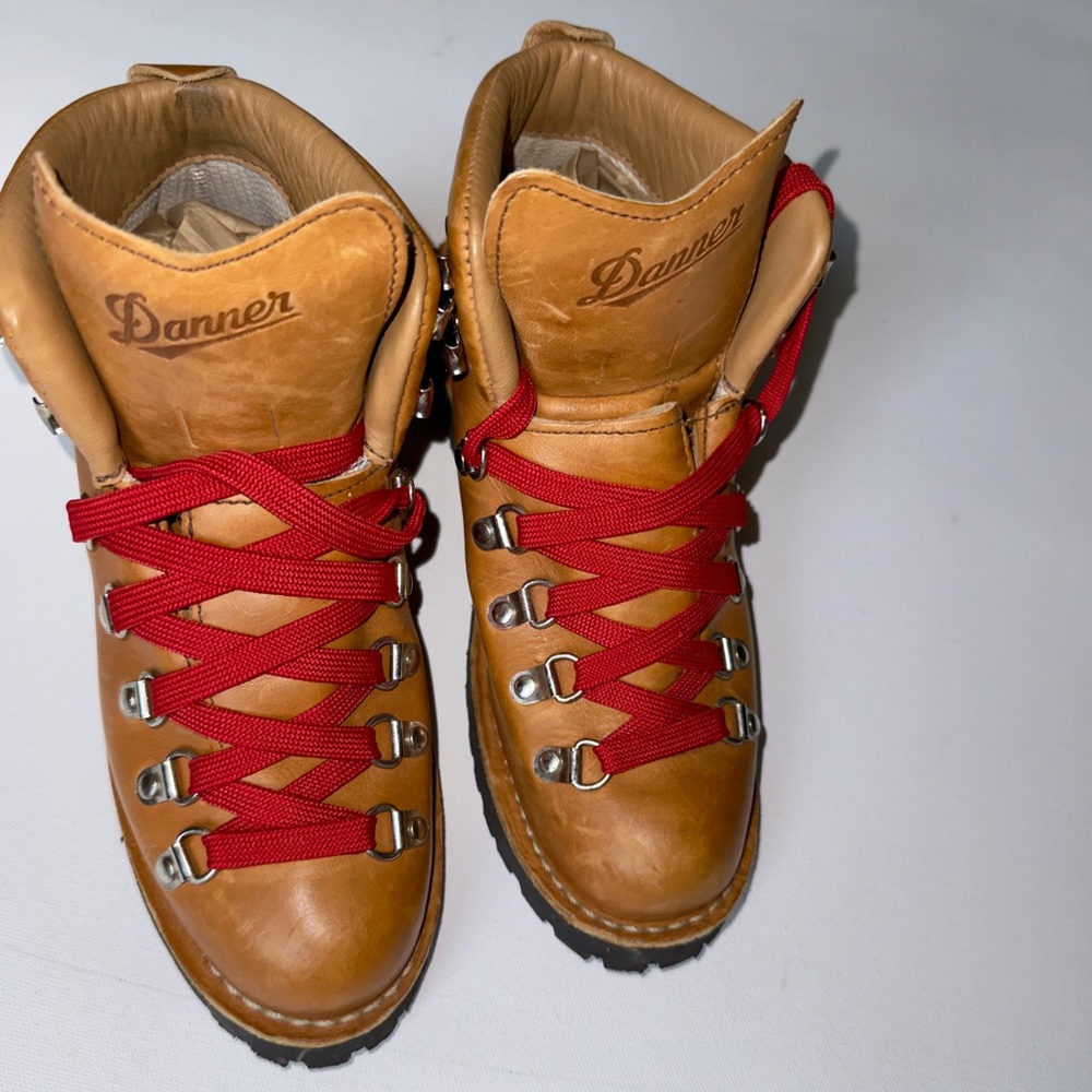 Danner Mountain Light Cascade Boots Women’s 7.5 | Made in USA | Vibram Sole